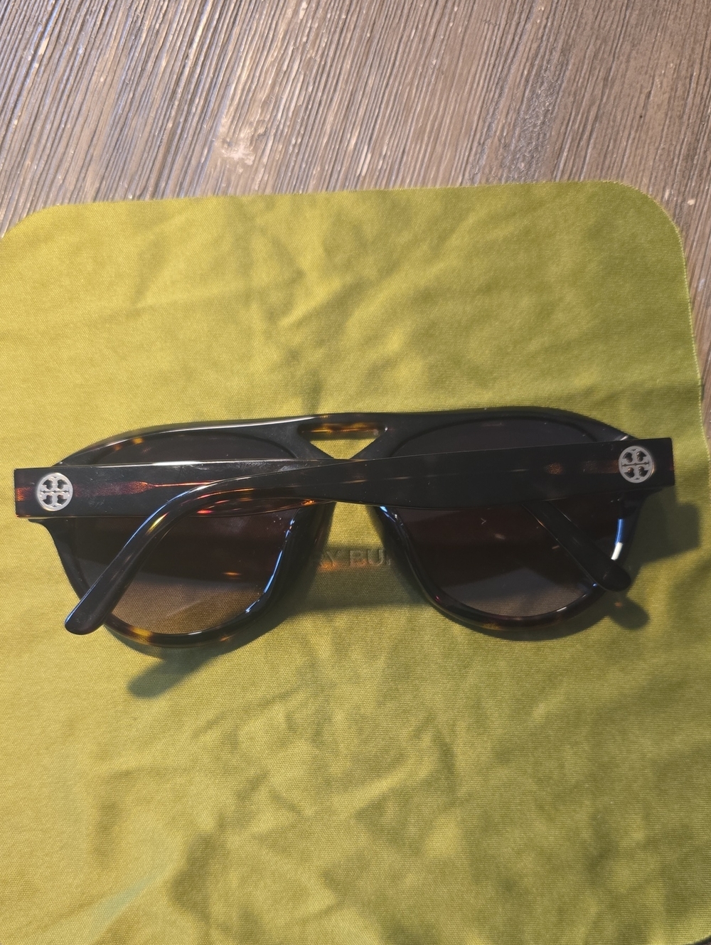 Tory Burch Retro Pilot Tortise Sunglasses with Lime Green Case and Cloth NWOT - Picture 5 of 10